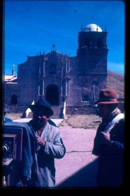 [Fotógrafo e camponês peruano na frente da Catedral de Juli]